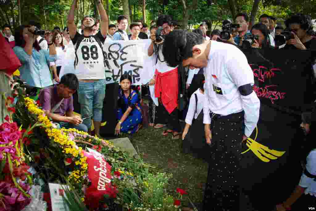 ၅၅ နှစ်မြောက် 7 July နှစ်ပတ်လည်နေ့မှာ ဗကသ ၊ တကသ အပါအဝင် ကျောင်းသားသမဂ္ဂအဖွဲ့အစည်းတွေ ရန်ကုန်တက္ကသိုလ် သမဂ္ဂအဆောက်အဦးမြေနေရာကို လာရောက်ဂါရဝပြုကြ