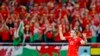 Tiền đạo xứ Wales Gareth Bale (11) ăn mừng sau khi ghi bàn thắng vào lưới đội tuyển Mỹ trên chấm phạt đền trong hiệp hai của trận đấu vòng bảng tại Giải vô địch bóng đá thế giới World Cup 2022 tại Sân vận động Ahmed Bin Ali. Ảnh: Yukihito Taguchi-USA TODAY Sports.