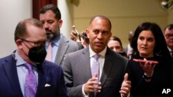 Foto Achiv: Depite Hakeem Jeffries (Demokrat Nouyok) pale ak jounalis yo nan Capitol la, nan Washington, 17 Nov. 2022. 