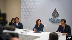 Vis Prezidan Etazini Kamala Harris pandan yon rankont dijans nan peyi Tayland pou diskite sou lansman misil Kore di No a, 18 Nov. 2022. 