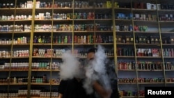 မလေးရှားနိုင်ငံ ကွာလာလမ်ပူမြို့တော်က Vape အရောင်းဆိုင်တခု