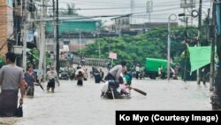 ပဲခူးတိုင်း ပဲခူးမြို့မှာ မိုးသည်းထန်စွာရွာသွန်းအပြီး ပဲခူးမြစ်စိုးရိမ်ရေမှတ်ကျော်လွန်သွားတာကြောင့် မြို့ထဲလမ်းတွေမှာ ရေကြီးရေလျှံနေတာကိုတွေ့ရစဉ် (ဩဂုတ် ၁၀၊ ၂၀၂၃)