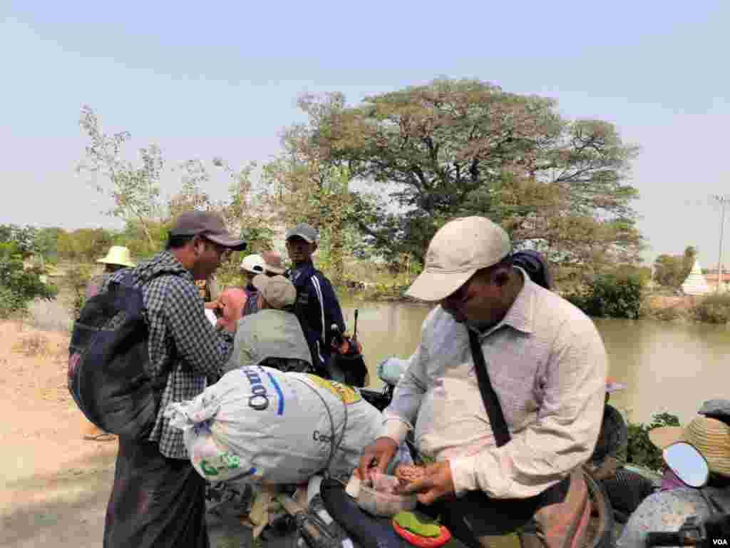 စစ်ဘေးတိမ်းရှောင်နေရတဲ့ ခင်ဦးမြို့နယ်ထဲက ဒေသခံများ (ဓါတ်ပုံ - CJ)