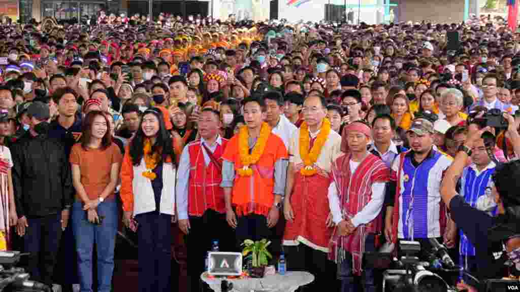 သြဂုတ်လ ၂၇ -- ကရင့်ရိုးရာလက်ချည်ပွဲကို တက်ရောက်နေတဲ့ Move Forward Party ရဲ့ ခေါင်းဆောင် Pita Limjaroenrat -- ဓါတ်ပုံ (မညိုညိုလွင် - VOA)