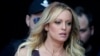 Aktris Pòno Stormy Daniels ap Retounen nan Tribinal pou Kontinye Temwaye Sou Moman li te Pase ak Trump