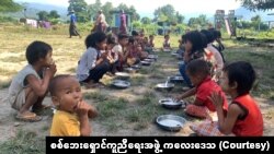 စစ်ဘေးရှောင် ၃,၀၀၀ ဝန်းကျင်ရှိနေတဲ့ စစ်ကိုင်းတိုင်း၊ ကလေးမြို့နယ် တောင်ပိုင်းက ကလေးများ။ ( credit - စစ်ဘေးရှောင်ကူညီရေးအဖွဲ့ ကလေးဒေသ/ယခင်မှတ်တမ်းဓာတ်ပုံ)