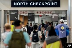 Pasaje pase tchek sekirite nan ayeropo Entenasyonal Hartsfield-Jackson vil Atlanta a, 24 Me, 2024.