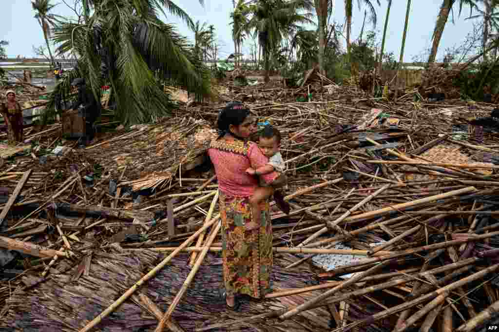 အင်အားပြင်း "မိုခါ" ဆိုင်ကလုန်းမုန်တိုင်းတိုက်ခတ်အပြီး တွေ့ရတဲ့ စစ်တွေမြို့နယ်ထဲက ဘဆာရာရိုဟင်ဂျာဒုက္ခသည်စခန်း၊ (မေ ၁၆၊ ၂၀၂၃)