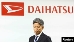 Nouvo Prezidan Daihatsu Motor Company Masahiro Inoue pandan yon konferans pou lapres nan Tokyo, 13 Fevriye, 2024. 