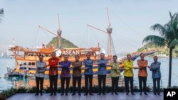 အင်ဒိုနီးရှားနိုင်ငံ Labuan Bajo မှာကျင်းပတဲ့ ၄၂ကြိမ်မြောက် အာဆီယံထိပ်သီးအစည်းအဝေးအတွင်း အာဆီယံအဖွဲ့ဝင်နိုင်ငံခေါင်းဆောင်တွေကို တွေ့ရစဉ် (မေ ၁၁၊ ၂၀၂၃)