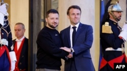 Ukraine's President Volodymyr Zelensky (L) is welcomed by France's President Emmanuel Macron 