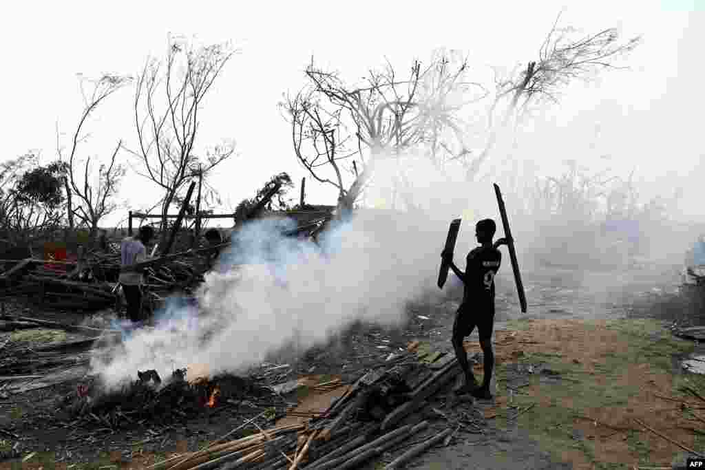 အင်အားပြင်း "မိုခါ" ဆိုင်ကလုန်းမုန်တိုင်းတိုက်ခတ်အပြီး တွေ့ရတဲ့ စစ်တွေမြို့နယ်ထဲက အုန်းတောချေရိုဟင်ဂျာဒုက္ခသည်စခန်း၊ (မေ ၁၆၊ ၂၀၂၃)