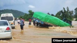 ကရင်ပြည်နယ်၊ မြဝတီမြို့မှာ မိုးကြီးရေလျှံပြီး ကားလမ်းတွေရေနစ်ကုန်တာကြောင့် ကုန်ကားတစင်း လမ်းချော်တိမ်းမှောက်သွားပုံ။ (Photo CJ)