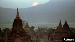 Ananda Temple (L) in the old Pagan archeological zone in central Burma. (Photo: RETUERS)