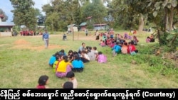 ကရင်နီပြည်မှာ စစ်ကြောင့် နေရပ်စွန့်ခွာတိမ်းရှောင်နေရသူများ (ဓာတ်ပုံ - ကရင်နီပြည် စစ်ဘေးရှောင် ကူညီစောင့်ရှောက်ရေးကွန်ရက်)