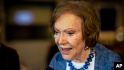 သမ္မတဟောင်း ဂျင်မီကာတာရဲ့ဇနီး Rosalynn Carter နိုဝင်ဘာ ၅ ရက် ၂၀၁၉ က ကာတာစင်တာမှာ စကားပြောနေစဥ်။ (ဣိုဝင်ဘာ ၅၊ ၂၀၂၃) 