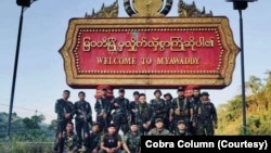 မြဝတီမြို့ဆိုင်းဘုတ်ရှေ့ တွေ့ရတဲ့ Cobra column တပ်ဖွဲ့ဝင်များ (ယခင်ပုံဟောင်း)