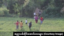 စစ်ကိုင်းတိုင်း၊ ယင်းမာပင်ခရိုင်၊ ဆားလင်းကြီးမြို့နယ်ထဲက ဒေသခံပြည်သူတွေ အိုးအိမ်စွန့်ခွာထွက်ပြေးနေကြရစဉ် (ဇွန်၊ ၂၀၂၃)