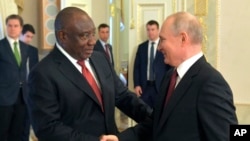 တောင်အာဖရိကသမ္မတ Cyril Ramaphosa (ဝဲ)နှင့် ရုရှားသမ္မတ Vladimir Putin(ယာ)တို့ ရုရှားနိုင်ငံ St.Petersburg မှာတွေ့ဆုံနုတ်ဆက် ဂျွန် ၁၇၊ ၂၀၂၃