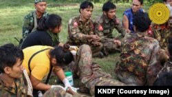 KNDF က ထုတ်ပြန်ထားသည့် ဓါတ်ပုံမှာတွေ့ရတဲ့ စစ်ကောင်စီဘက်က စစ်သုံ့ပန်းများ