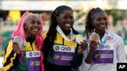 Kourez Shericka Jackson, Jamayik, Shelly-Ann Fraser-Pryce, Jamayik ak Dina Asher-Smith, Grand Bretay montre meday yo nan Chanpyona Mondyal Atletism nan nan vil Eugene, Oregon, Jedi 21 Jiye, 2022.