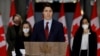 Premye Minis Kanadyen an Justin Trudeau ak Minis Afe Etranje Melanie Joly, ak lot manm kabine li a pandan yon konferans pou lapres nan Ottawa, Ontario, Kanada, 24 Feviye 2022. 