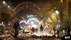 Moto moko azali kokumba nkinga kati na eyoma na nzela na Bruxelles (Belgique), nsima na Belgique kopola 0-2 na Maroc, na match ya groupe F ya Mondial Qatar 2022, 28 novembre 2022. (Photo Kenzo TRIBOUILLARD / AFP)