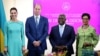 Prens William d'Anglete ak madanm ni Catherine poze pou yon foto ak Premye Minis Bahameyen an Philip Davis epi madanm ni Ann-Marie Davis pandan yon vizit nan Nassau, Bahamas, 24 Mas 2022. 