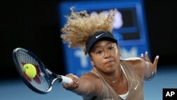 Foto Achiv: Naomi Osaka ki jwe pou peyi Japon, pandan yon match anvan Open Ostralyen an nan vil Melbourne, 7 Janvye 2022. 