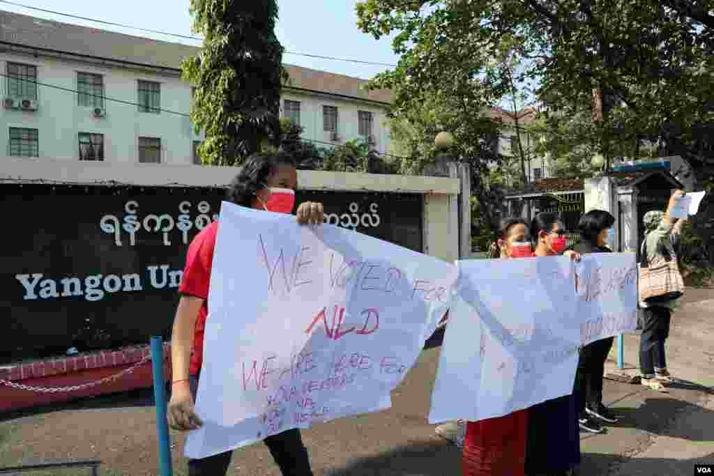 စစ်အာဏာသိမ်းမှုကို ဆန့်ကျင်တဲ့ ဆန္ဒပြပွဲ မြင်ကွင်းကို ရန်ကုန်မြို့မှာတွေ့ရ။ (ဖေဖော်ဝါရီ ၅၊ ၂၀၂၁)