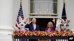 Prezidan Joe Biden ak Premye Dam Jill Biden epi Lapen Pak yo sou balkon Lamezonblanch pandan yon aktivite Pak, Lendi 18 Avril 2022 nan Washington. 