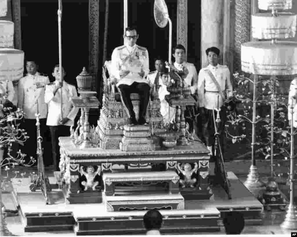 King Bhumibol convenes the first meeting of his country&#39;s National Reform Assembly in a ceremony held recently in Bangkok, Nov. 30, 1976.