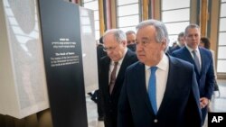 ကုလအထွေထွေအတွင်းရေးမှူးချုပ် Antonio Guterres က နယူးယောက်မြို့၊ ကုလသမဂ္ဂဌာနချမှာချုပ်မှာ ပြသထားတဲ့ Yad Vashem Book of Names of Holocaust Victims Exhibit စာအုပ်ကြီးဘေးမှ ဖြတ်လျှောက်နေစဉ်။ (ဇန်နဝါရီ ၂၆၊ ၂၀၂၃)