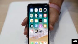 အသစ်ထွက်လာသည့် iPhone X. 