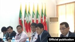 ၂၀၁၆ သြဂုတ် ( ၂၀ )ရန်ကုန် NRPC ခန်းမ ( ၂ ) မှာ ပြည်ထောင်စုငြိမ်းးချမ်းရေး ညီလာခံ - (၂၁) ရာစုပင်လုံ အကြိုပြင်ဆင်ရေး ဆပ်ကော်မတီ (၂) နဲ့ UNFC ရဲ့ DPN ကိုယ်စားလှယ်အဖွဲ့တို့ တွေ့ဆုံဆွေးနွေးပွဲ (ဓါတ်ပုံ- U Hla Maung Shwe's facebook)