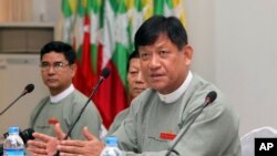 ရွေးကောက်ပွဲကော်မရှင် ဥက္ကဋ္ဌနဲ့ ကော်မရှင်အဖွဲ့ဝင်များ။ 