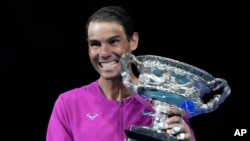 Rafael Nadal, moun peyi Espay kenbe twofe Norman Brookes Challenge la apre li kale Daniil Medvedev, moun La Risi pou'l ranpote Open Ostralyen an nan Melbourne, 31 Janvye 2022. 