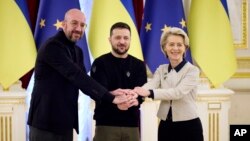 Ukrainian President Volodymyr Zelenskyy, center, European Commission President Ursula von der Leyen, right, 