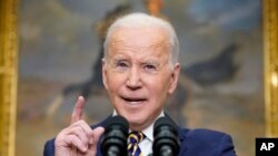 Prezidan Joe Biden anonse lap entedi enpotasyon petwol Ris la pou sere boulon ekonomi La Risi pi plis kom reprezay pou envazyon Putin fe nan Ikren, Madi 8 Mas 2022. 