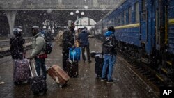 Foto Achiv: Etidyan Nijeryan nan Ikren tann pou monte nan yon tren nan stasyon Lviv la, nan wes Ikren, 27 Fevriye 2022. 