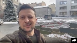 Imaj sa a ke Biwo Lapres Prezidansyel Ikrenyen an pibliye sou Instagram, montre Prezidan Volodymyr Zelenskyy pandan yon pale ak pep la depi vil Kyev, kapital Ikren, 8 Mas 2022. 