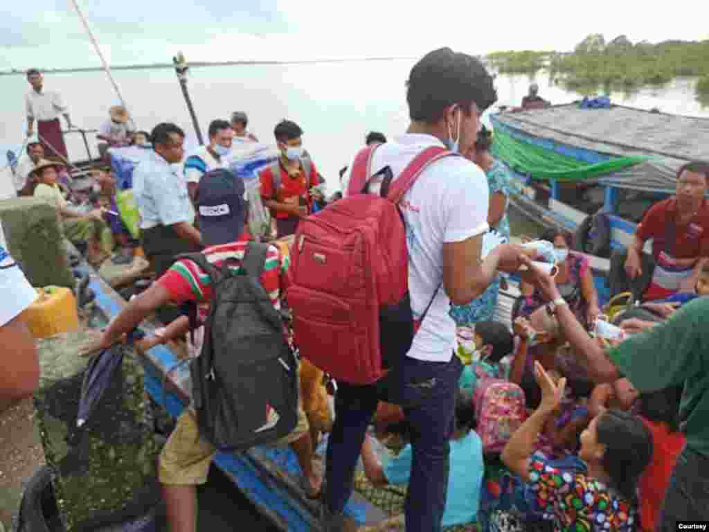 လက်နက်ကြီးကြောင့် ရခိုင်ပြည်နယ် မိုးစဲကွျွန်းဒေသခံတွေ စစ်တွေကို တိမ်းရှောင်လာကြတဲ့ မြင်ကွင်း။ (ဓာတ်ပုံ - မေယုထွန်း - စက်တင်ဘာ ၂၃၊ ၂၀၂၀)