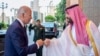 Nan foto sa a ke pale wayal Saoudyen an pibliye, Prens Saoudyen Mohammed bin Salman, a dwat, salye Prezidan Joe Biden, apre li rive nan pale Al-Salam nan nan vil Jeddah, Arabi Saoudit, Vandredi 15 Jiye, 2022. 