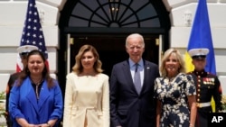 Prezidan Joe Biden ak premye dam Jill Biden akeyi Olena Zelenska, madanm Prezidan Ikrenyen an Volodymyr Zelenskyy ak anbasadris Ikren Ozetazini, Oksana Markarova nan Lamezonblanch nan Washington, Madi 19 Jiye, 2022.