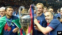 (ဝဲမှယာ) Adriano Correia ၊ Ivan Rakitic နဲ့ Andres Iniesta