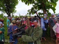 ကရင်အမျိုးသမီးသတ်ခံရမှုနဲ့ ပတ်သက်ပြီး ဒေသခံတွေ ဆန္ဒပြနေတဲ့ မြင်ကွင်း။ (ဓာတ်ပုံ - Salween Peace - ဇူလိုင် ၂၈၊ ၂၀၂၀)