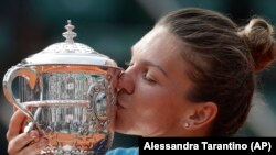 ချန်ပီယံဖလားနှင့်အတူ တွေ့ရသည့် Simona Halep. ၉ ဇွန် ၂၀၁၈။