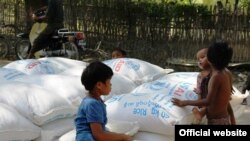 ကုလသမဂ္ဂစားနပ်ရိက္ခာအစီအစဉ် WFP က ရေးဘေးသင့်ပြည်သူတွေအတွက် ထောက်ပံ့ပေးနေတဲ့ ရိက္ခာပစ္စည်းတွေကို မကွေးတိုင်းဒေသကြီးအတွင်း၊ ရေစကြိုမြို့နယ်စု၊ ပခန်းကြီးမြို့မှာတွေ့ရစဉ်။ (ဓာတ်ပုံ-WFP)