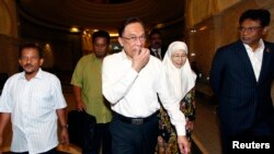 မလေးရှားအတိုက်အခံခေါင်းဆောင် Anwar Ibrahim Putrajaya တရားရုံးကို ရောက်ရှိလာစဉ်။( March 7, 2014)