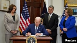 Prezidan Joe Biden siyen yon lod egzekitif pou ede pwoteje akse medam yo ak avotman epi kontrasepsyon apre desizyon Kou Siprem nan ki te ranvese desizyon Roe v. Wade la ki legalize avotman toupatou Ozetazini. 